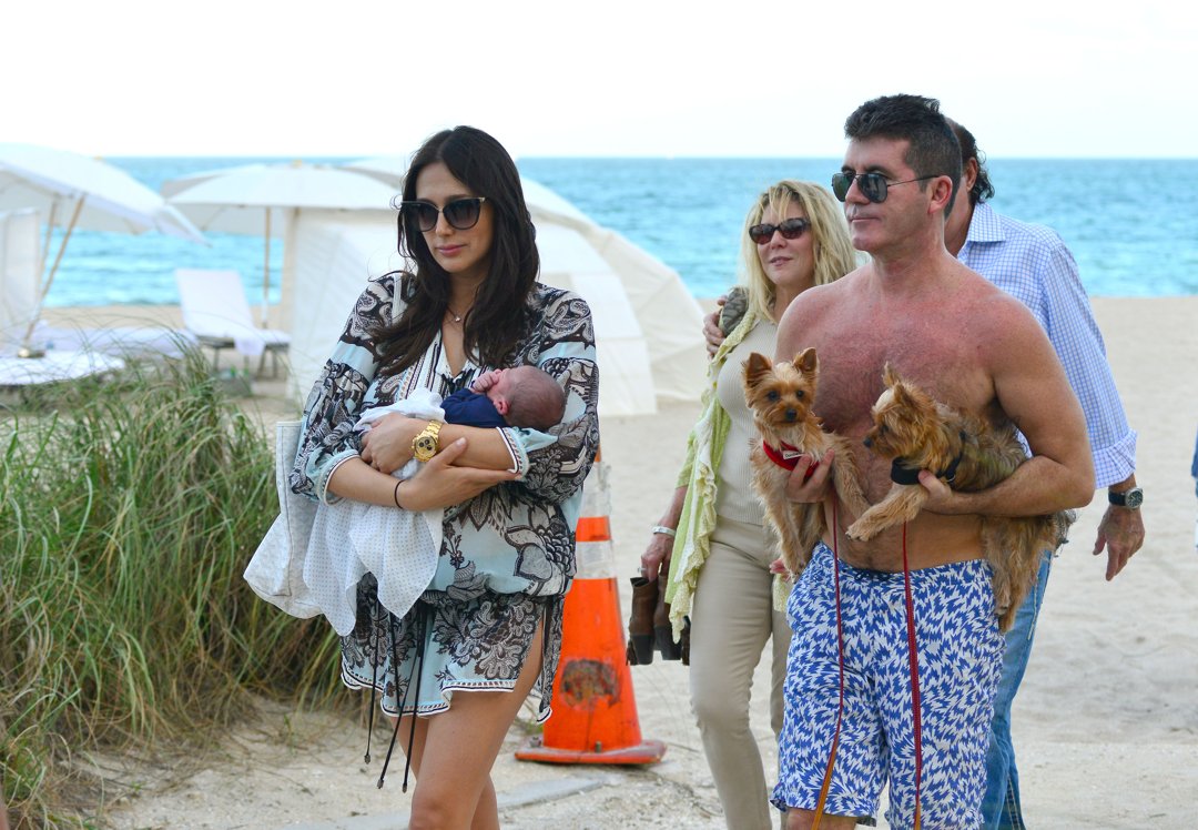 Lauren Silverman and Simon Cowell seen at the beach with their newborn son, Eric Cowell, on February 23, 2014, in Miami, Florida | Source: Getty Images