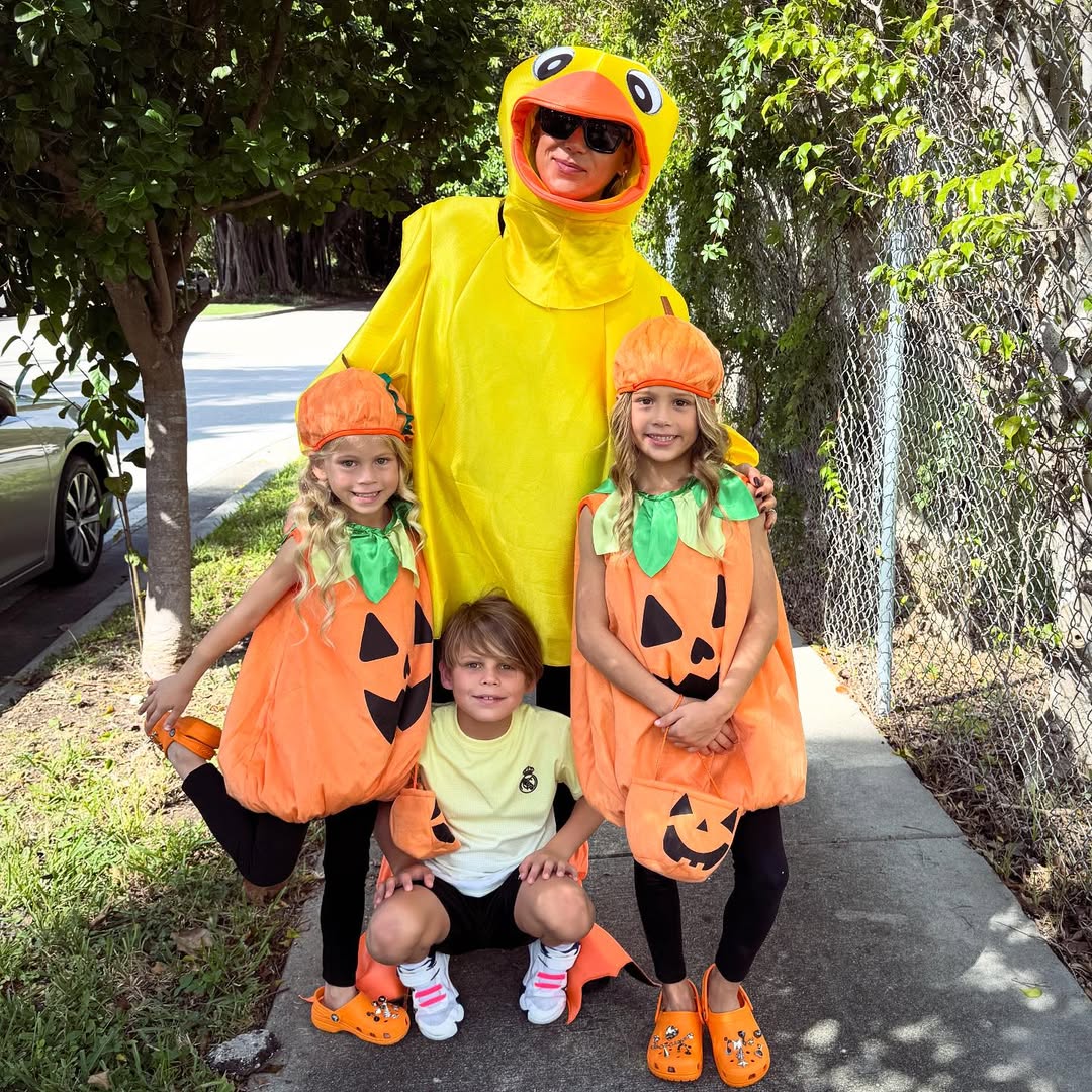 Anna Kournikova and her children from a post dated October 19, 2025. | Source: Instagram/annakournikova