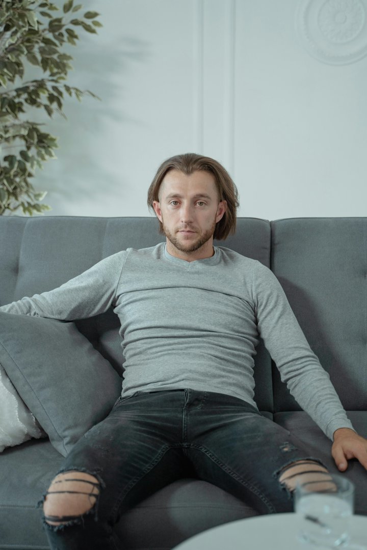 A focused man sitting | Source: Pexels