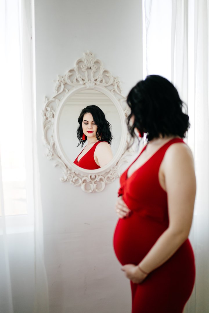A pregnant woman looking at her reflection | Source: Freepik