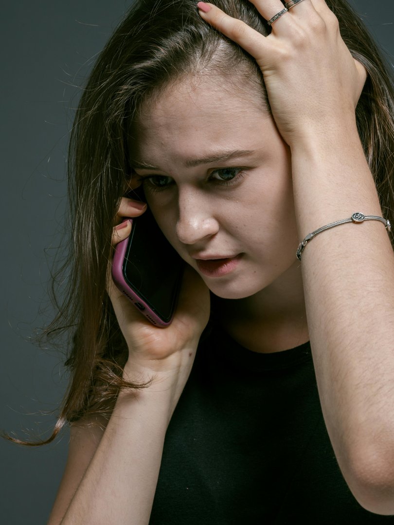 A serious woman on a call | Source: Pexels