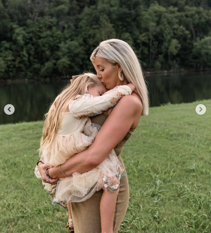 Lunden Roberts carries her daughter Navy Joan, as seen in a post dated August 28, 2023 | Source: Instagram/lundentownn_