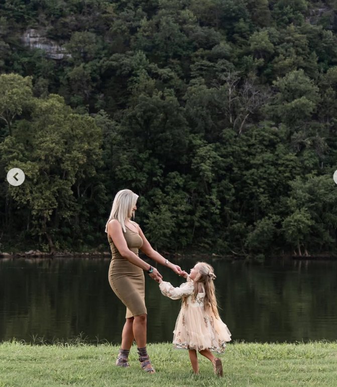 Lunden plays with Navy Joan Roberts seen in a post dated August 28, 2023 | Source: Instagram/lundentownn_