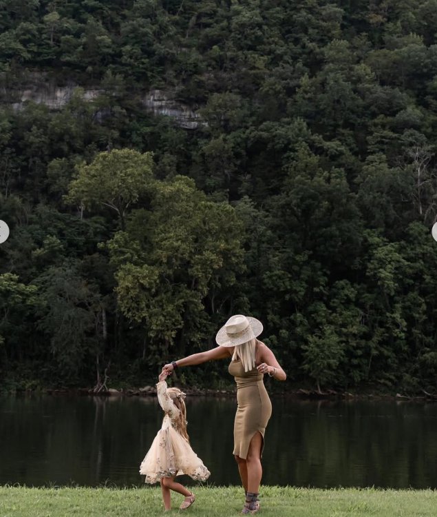 Lunden Roberts plays with her daughter Navy, seen in a post dated August 28, 2023 | Source: Instagram/lundentownn_