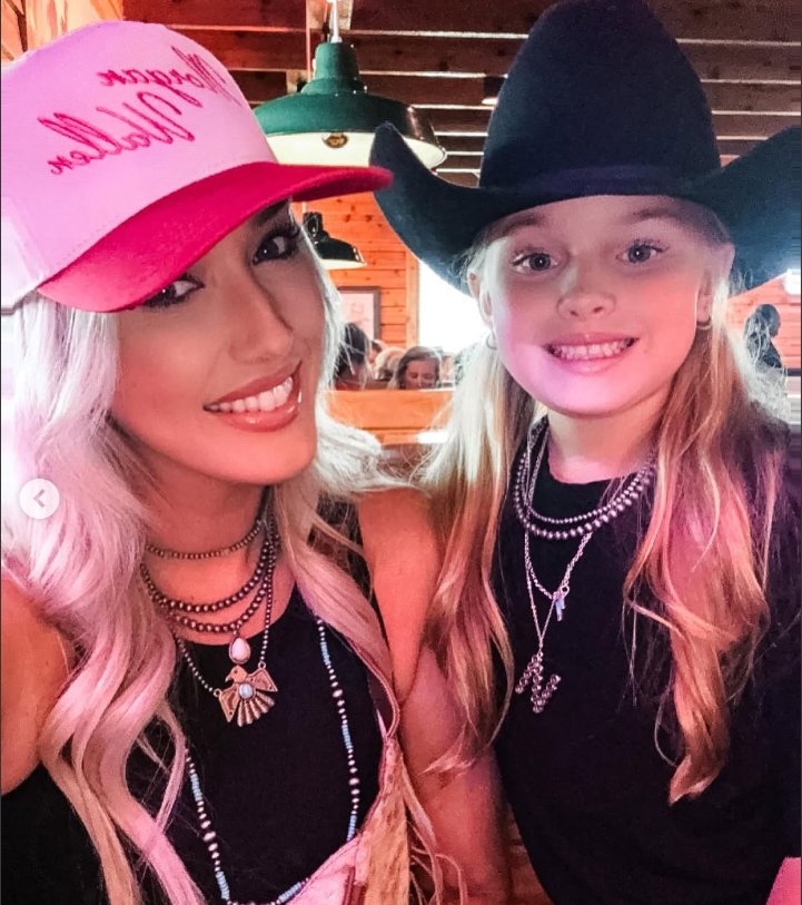 Lunden and Navy Joan Roberts seen in a post dated October 22, 2024 | Source: Instagram/lundentownn_