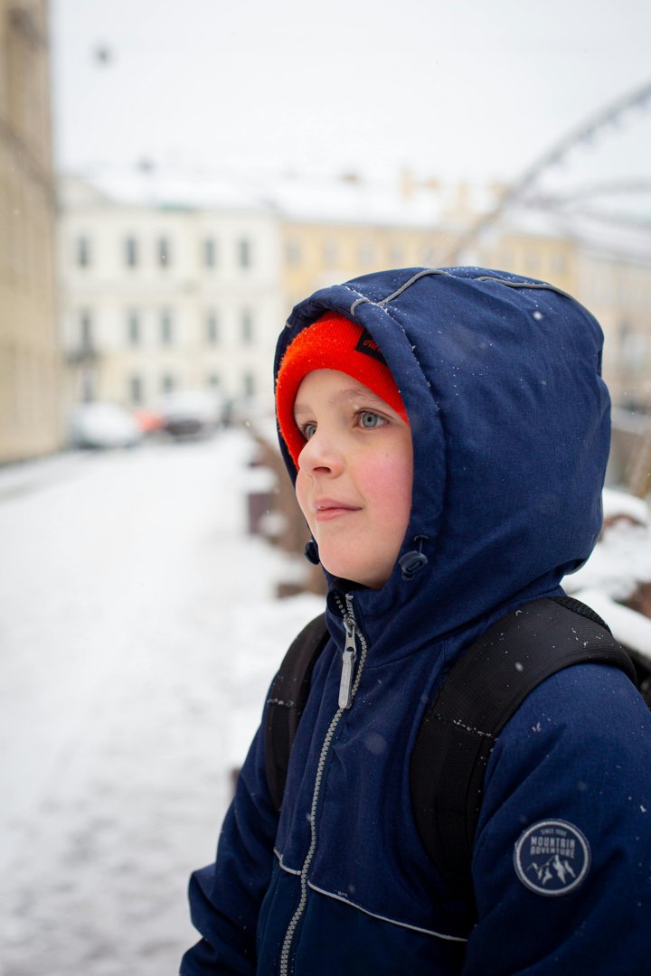 A boy wearing a backpack | Source: Pexels