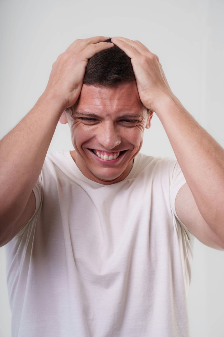 An emotional man laughing | Source: Pexels