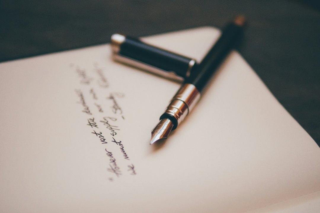 A fountain pen on a handwritten note | Source: Unsplash