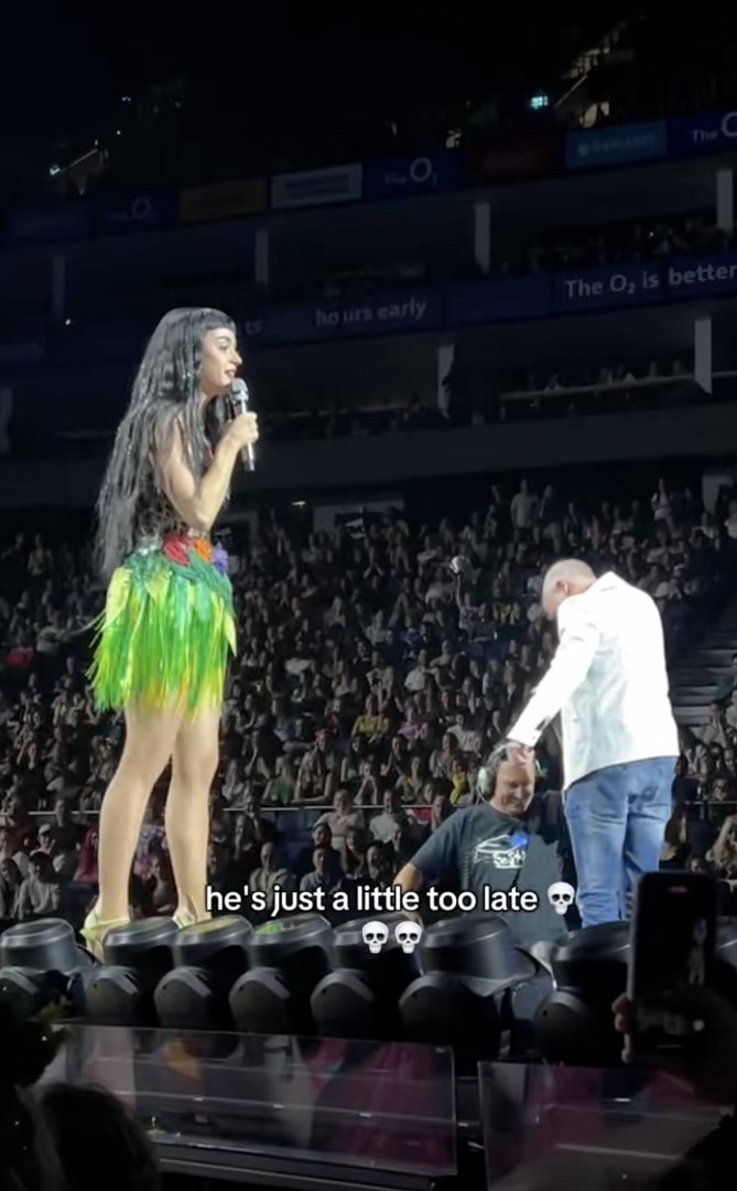 Katy Perry sings a line from JoJo's hit song 