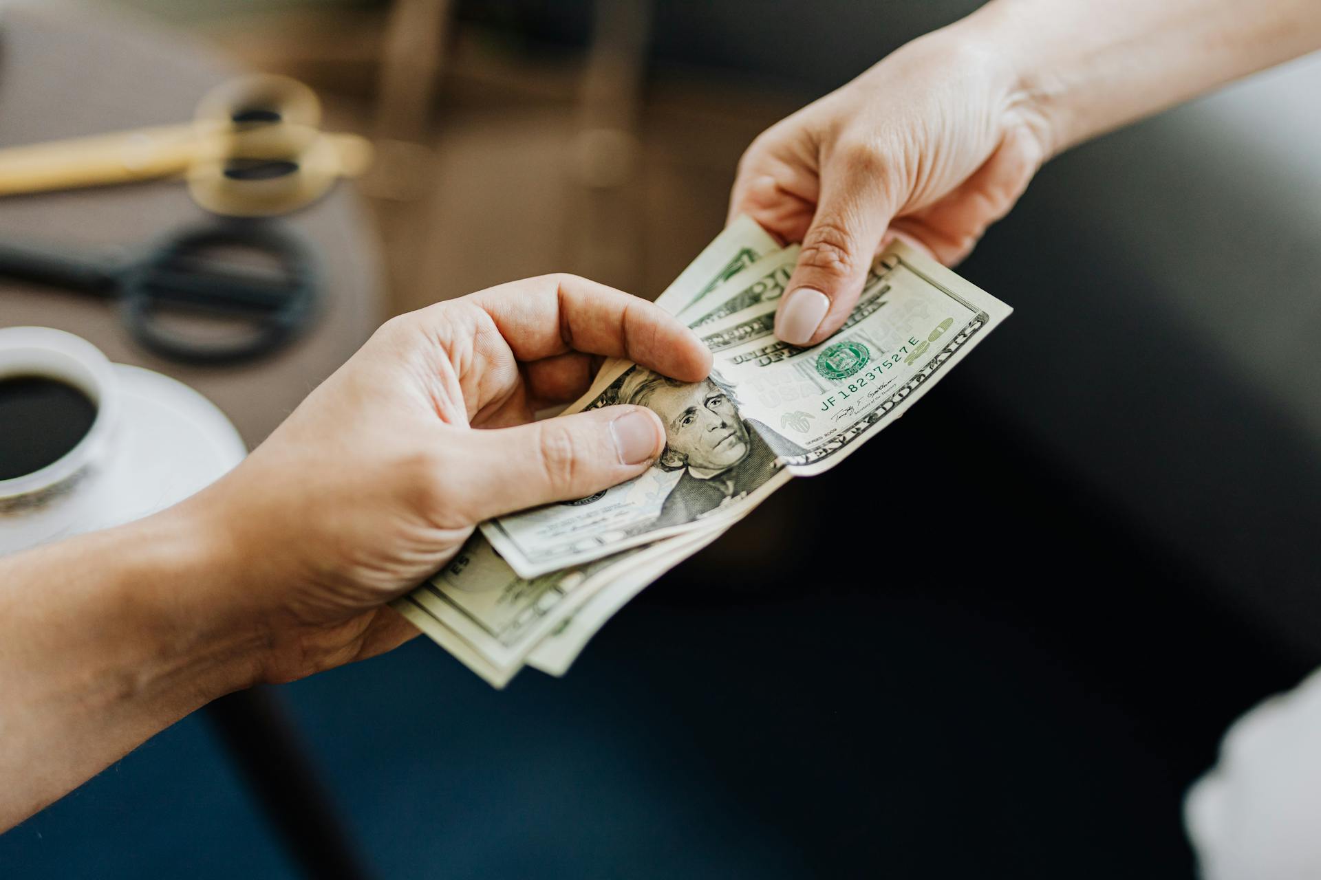 A woman handing money to a man | Source: Pexels