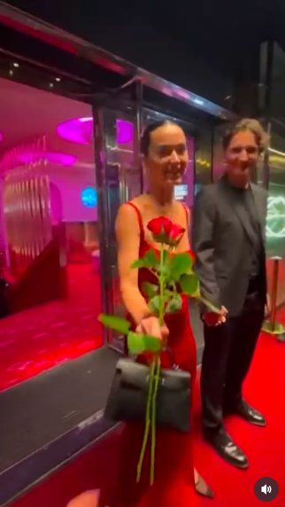 Katy Perry smiling at the fan after receiving a rose, as Justin Trudeau waits by her side. | Source: Instagram/tmz_tv