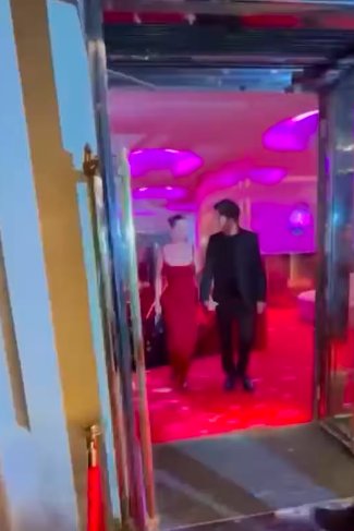 Justin Trudeau taking Katy Perry's hand in his as the couple make their way to the exit. | Source: Instagram/tmz_tv
