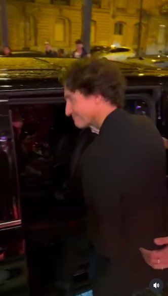 Justin Trudeau smiling at the cameras after ushering Katy Perry inside their car. | Source: Instagram/tmz_tv