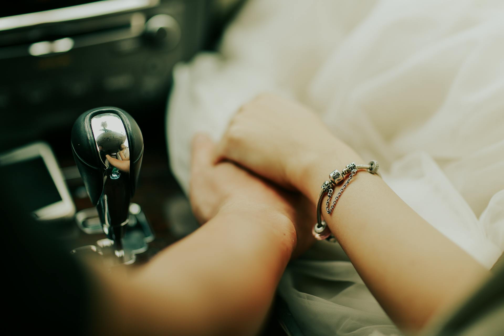 A couple holding hands in a car | Source: Pexels