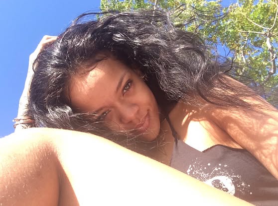 Rihanna poses for a selfie, dated May 2, 2018 | Source: Instagram/badgalriri