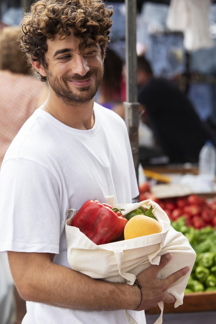 A man laughing in a grocery store | Source: Pexels