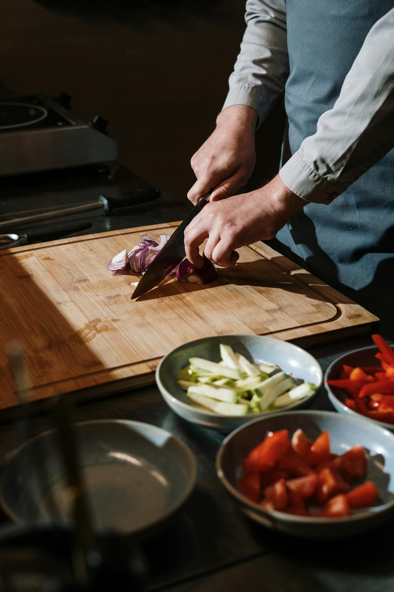 A man chopping vegetables | Source: Pexels
