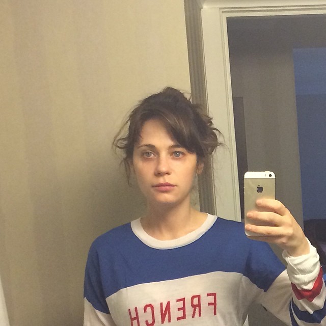 Zooey Deschanel poses for a mirror selfie, dated May 17, 2014 | Source: Instagram/zooeydeschanel