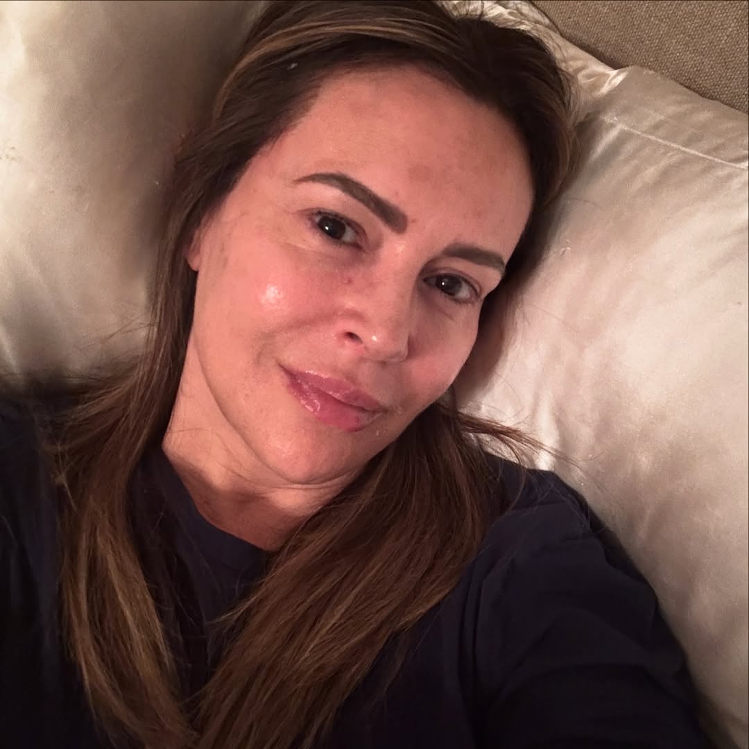 Alyssa Milano posts a picture with no makeup and filters, dated December 19, 2024 | Instagram/milano_alyssa