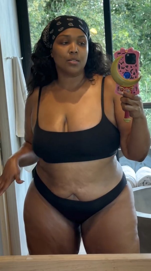 Lizzo takes a mirror selfie, dated October 13, 2025 | Source: Instagram/lizzobeeating