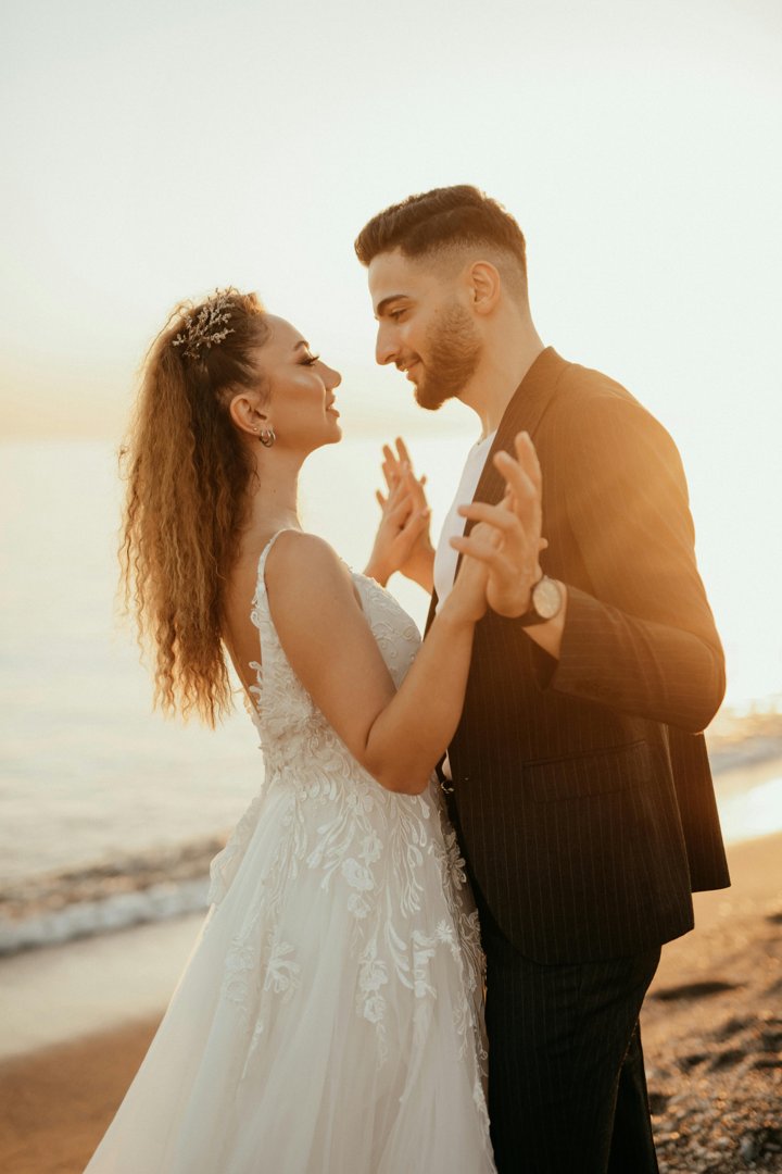 A happy newly-married couple | Source: Pexels