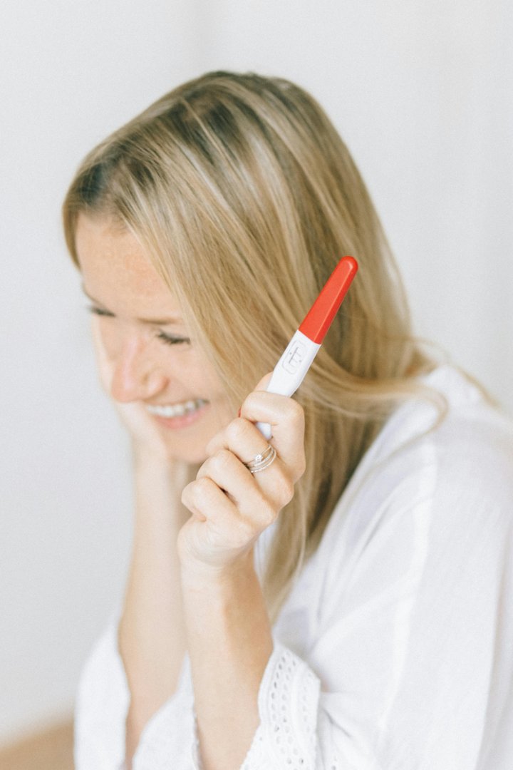 A woman holding a pregnancy test | Source: Pexels