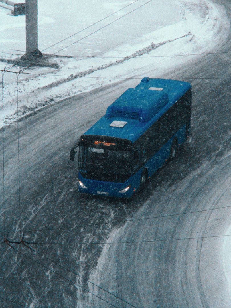 A bus on a snowy road | Source: Unsplash
