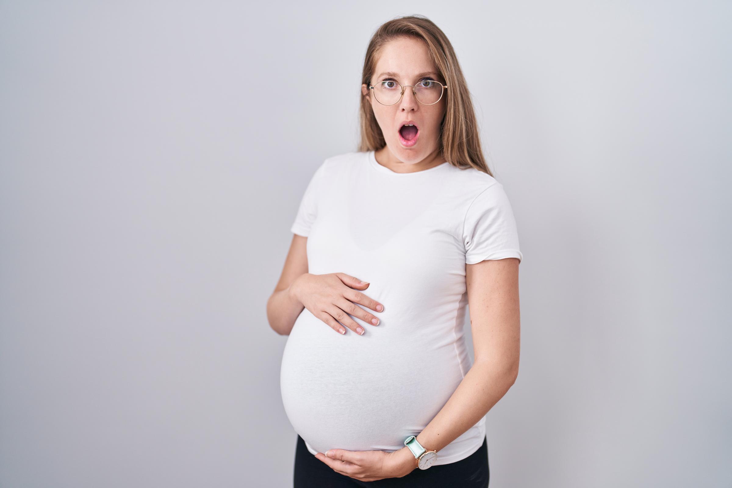 A shocked pregnant woman | Source: Freepik