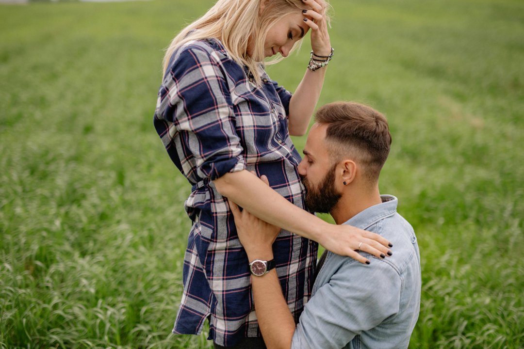 A man kissing a woman's pregnant belly | Source: Pexels