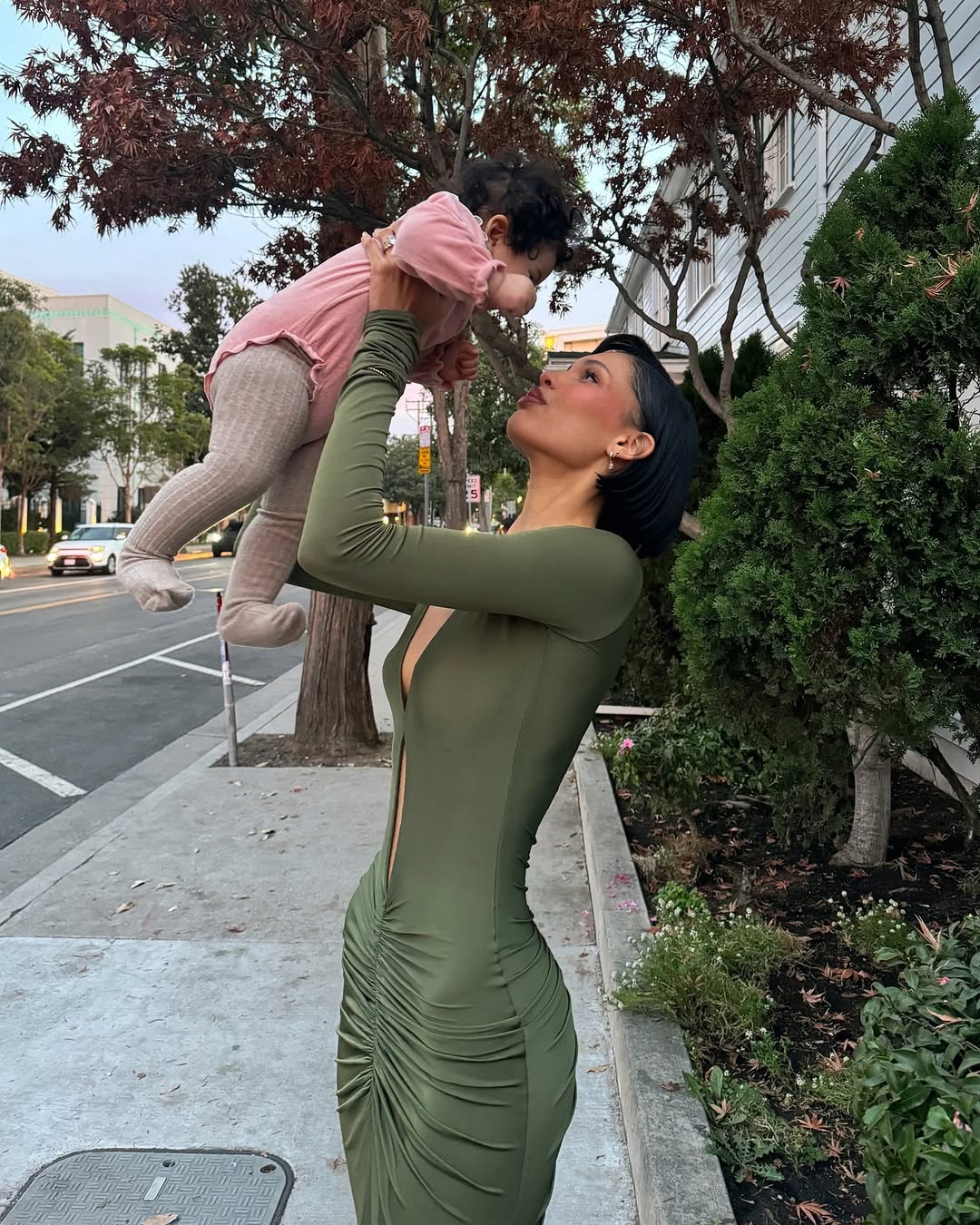 Nara Smith plays with Whimsy Lou, dated December 13, 2024 | Source: Instagram/naraaziza