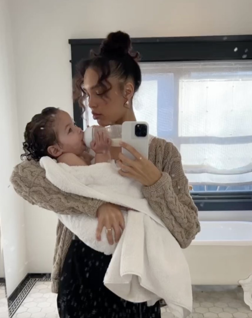 Nara Smith feeds one of her children, dated May 14, 2023 | Source: Instagram/naraaziza