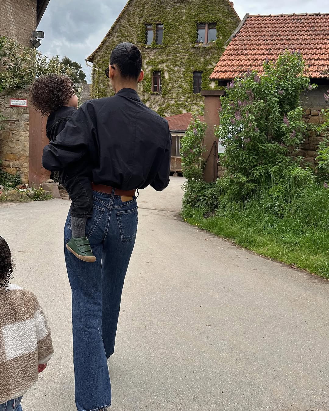 Nara Smith is seen with two of her children in a post dated May 3, 2023 | Source: Instagram/naraaziza