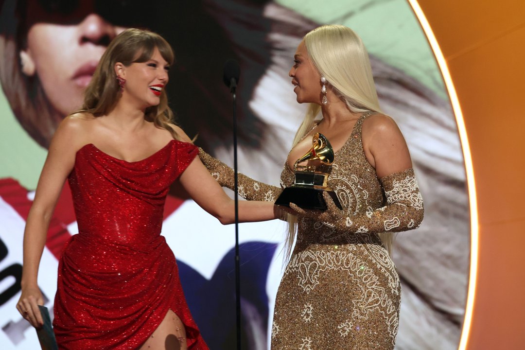 Taylor Swift presents Beyoncé Knowles-Carter with the Best Country Album award for