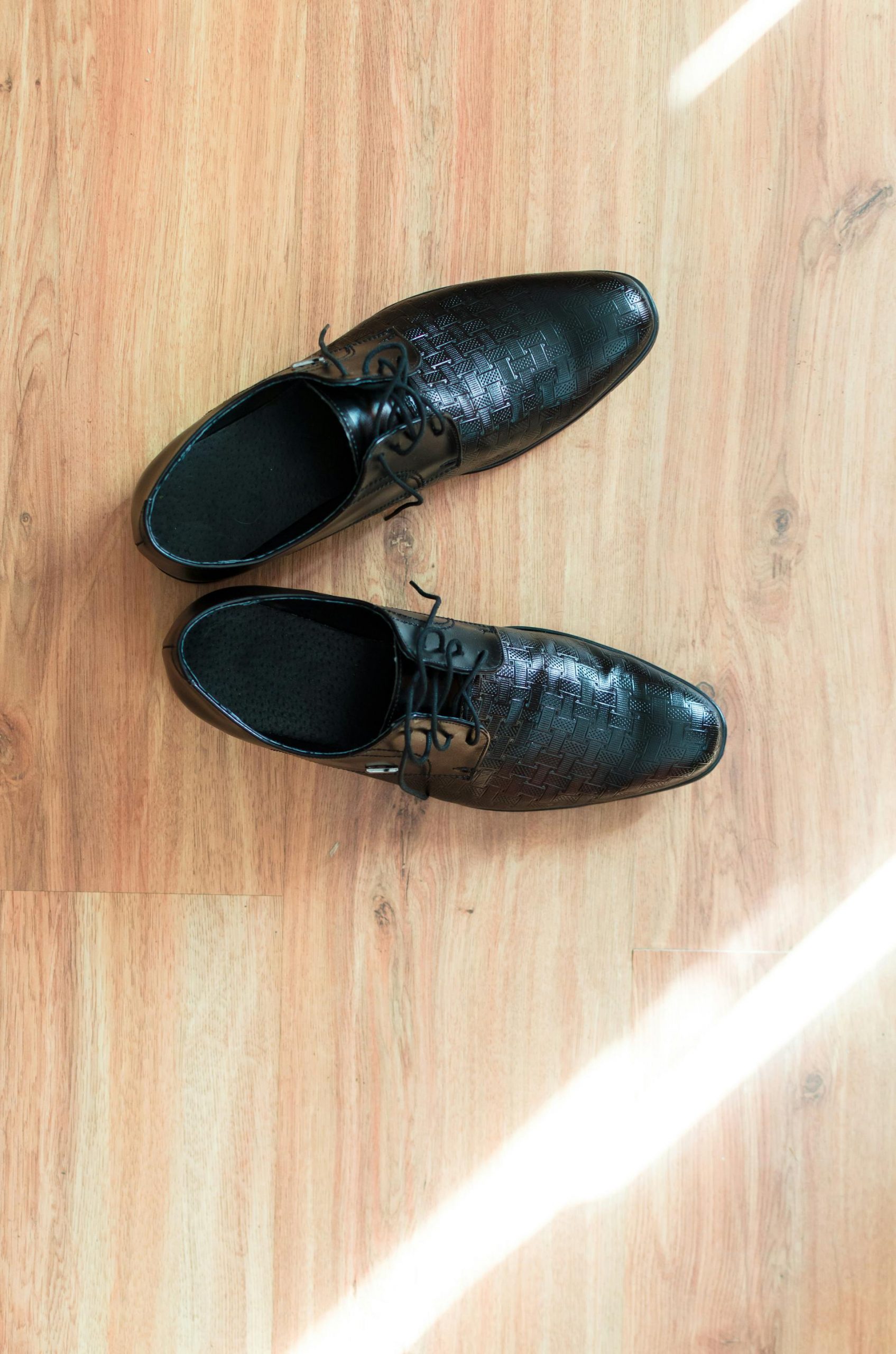 A pair of men's black leather shoes | Source: Pexels