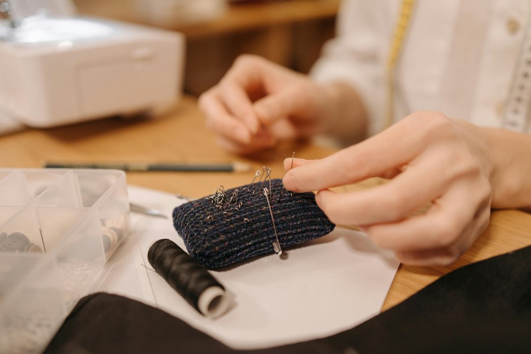 A woman using a pincushion | Source: Pexels