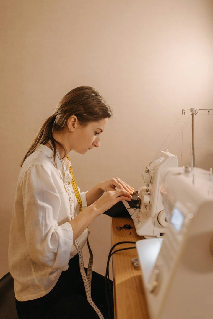 A woman sewing on a machine | Source: Pexels
