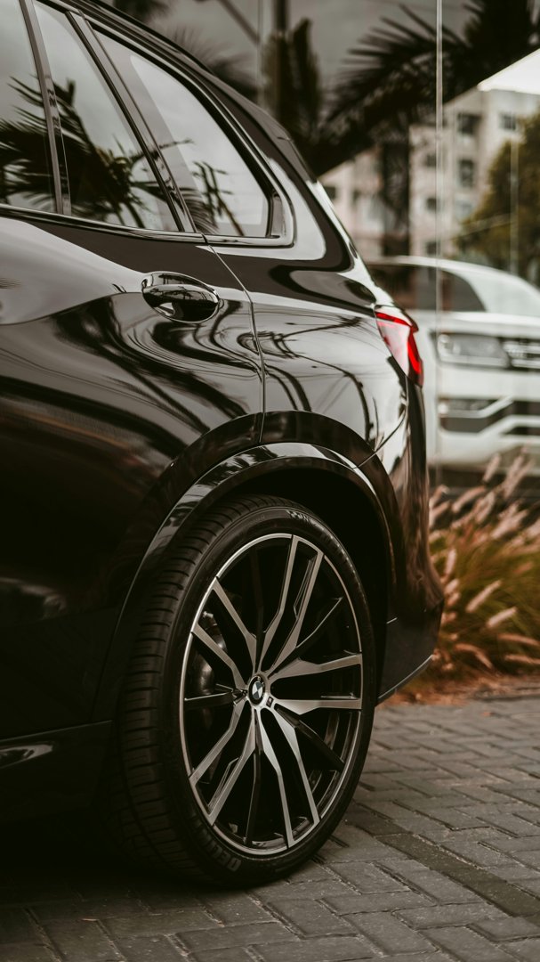 A car in a driveway | Source: Pexels