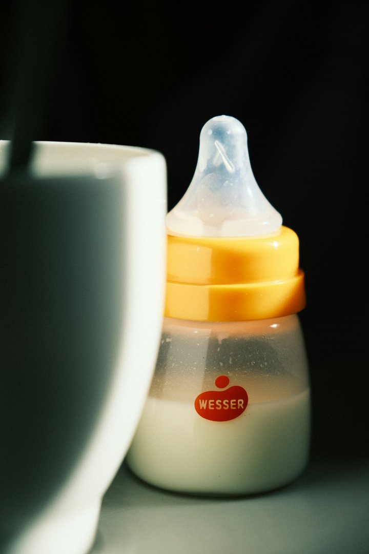A baby's bottle on a counter | Source: Unsplash