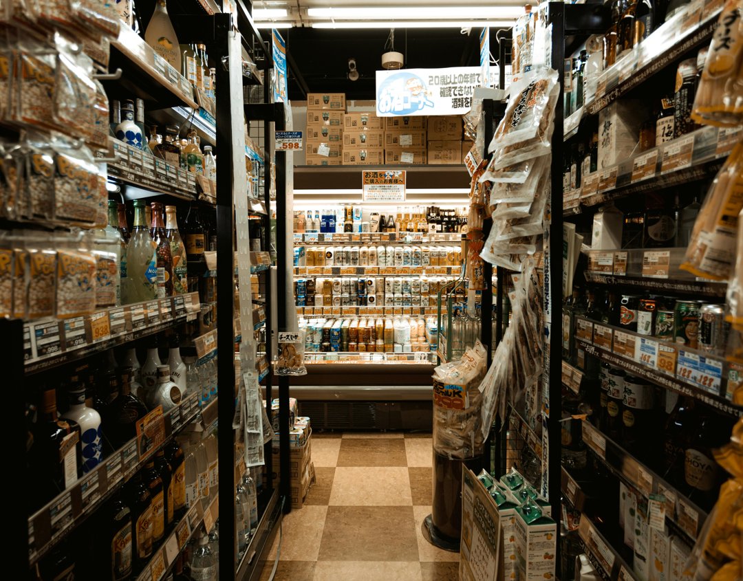 An aisle in a grocery store | Source: Pexels