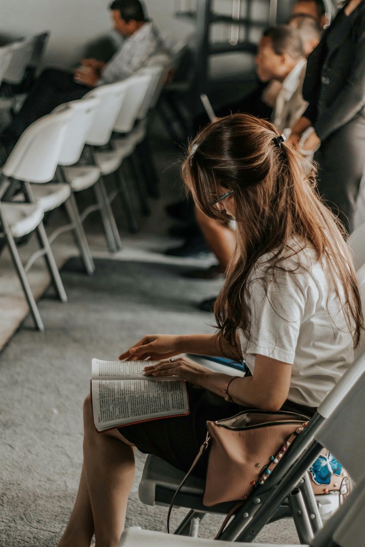 A woman reading a book | Source: Midjourney