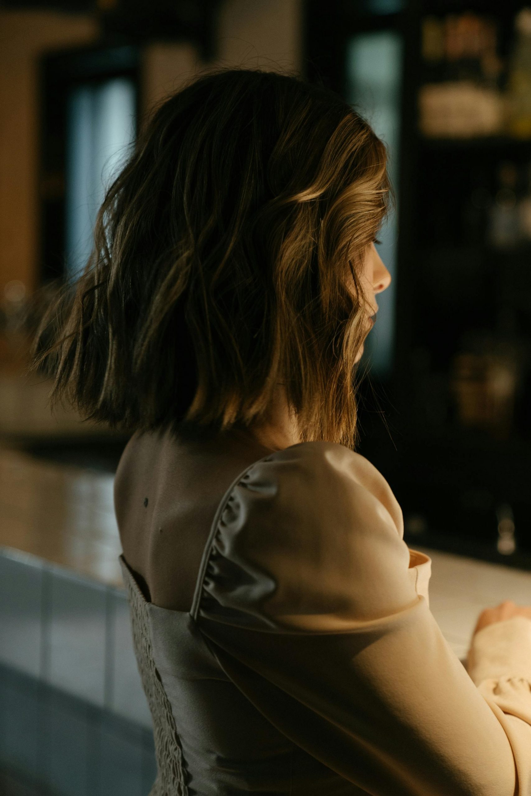 A woman at a bar | Source: Pexels
