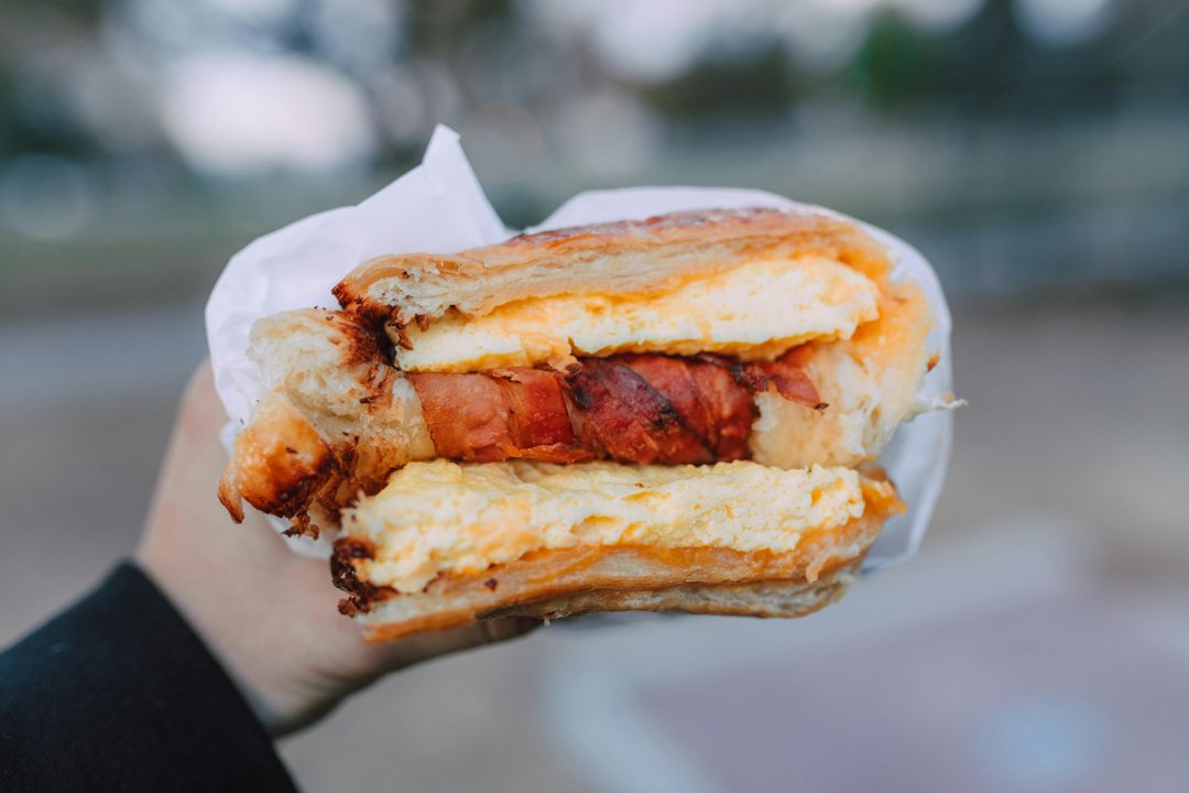 A person holding a sandwich | Source: Pexels