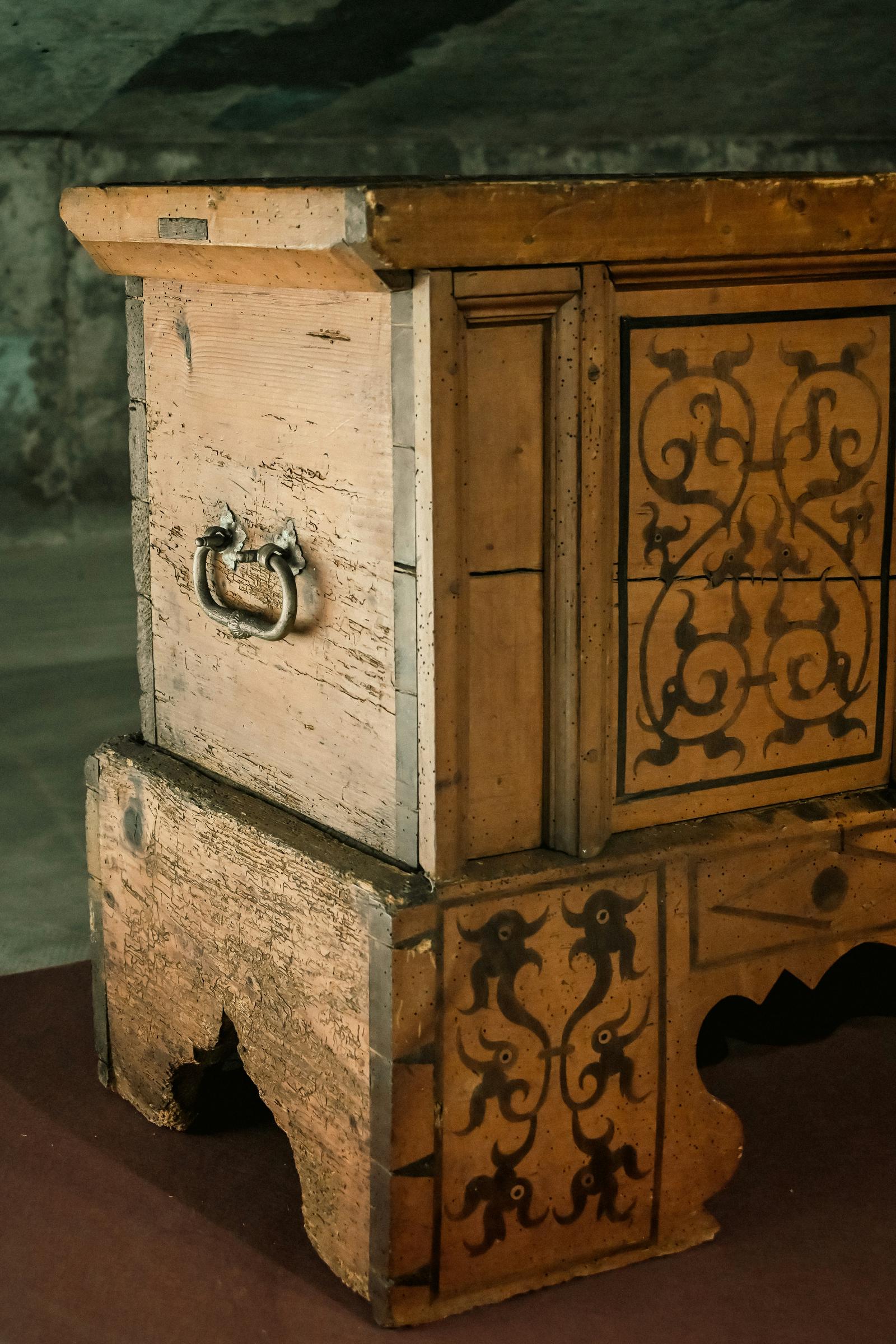 An antique wooden box | Source: Unsplash