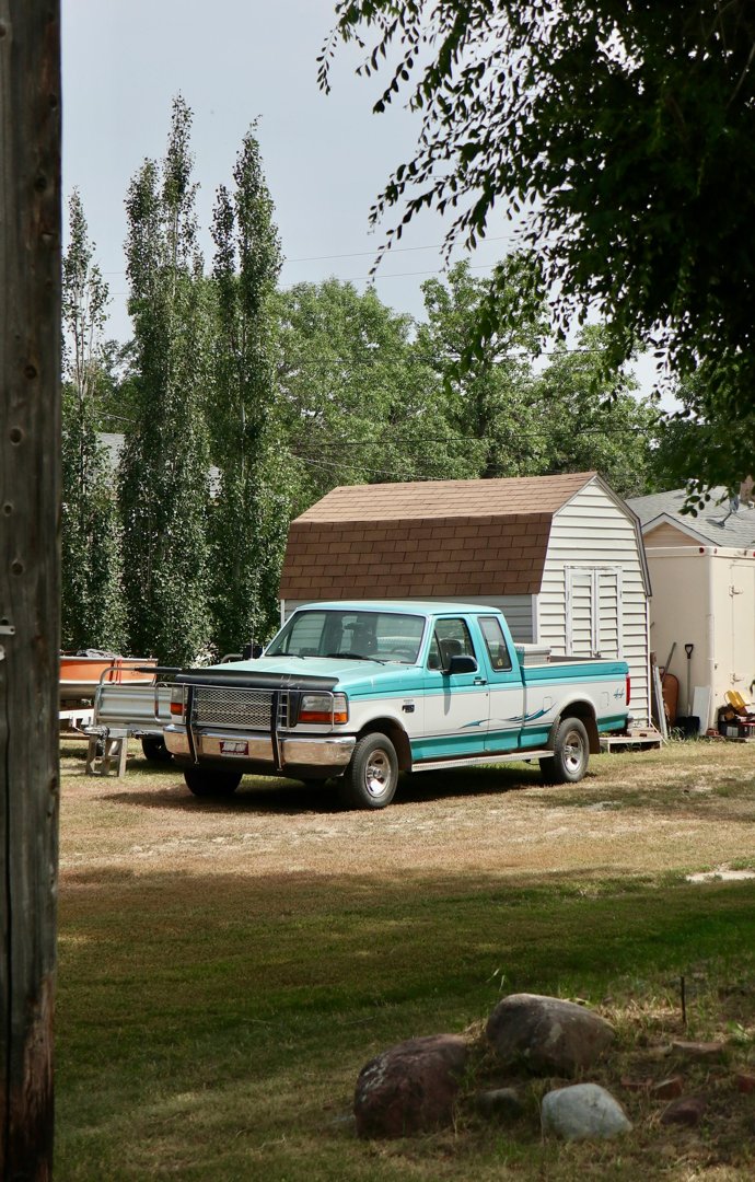 Truck parked next to a house | Source: Pexels