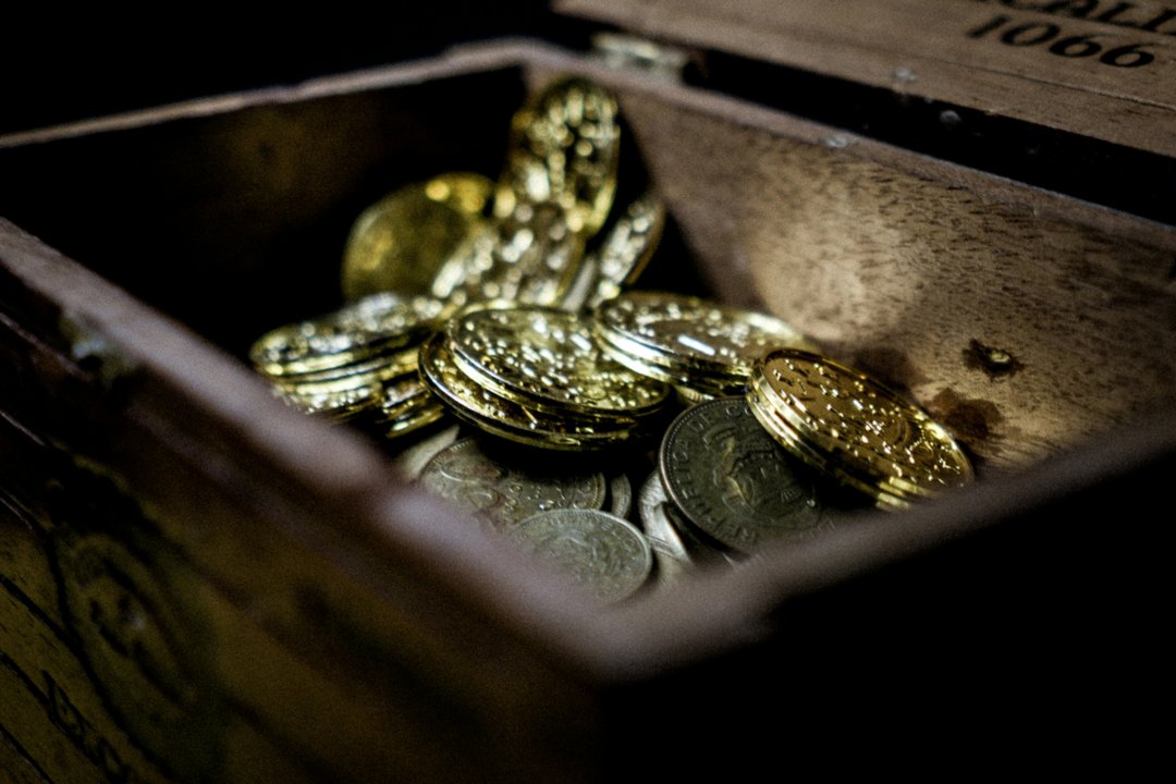Wooden box filled with lots of coins | Source: Unsplash