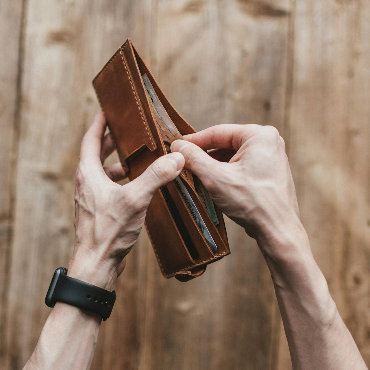 A man taking money from his wallet | Source: Pexels