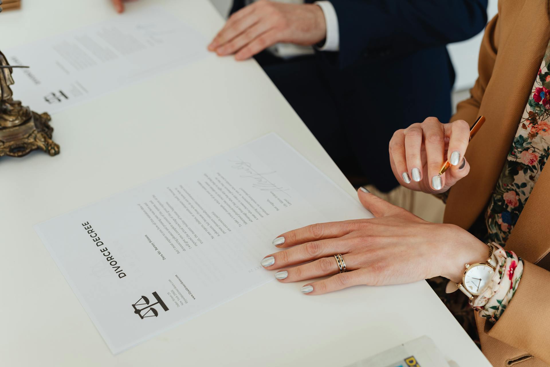 A couple signing their divorce papers | Source: Pexels