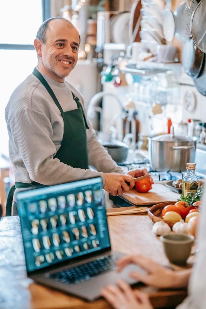 A happy man preparing a meal | Source: Pexels