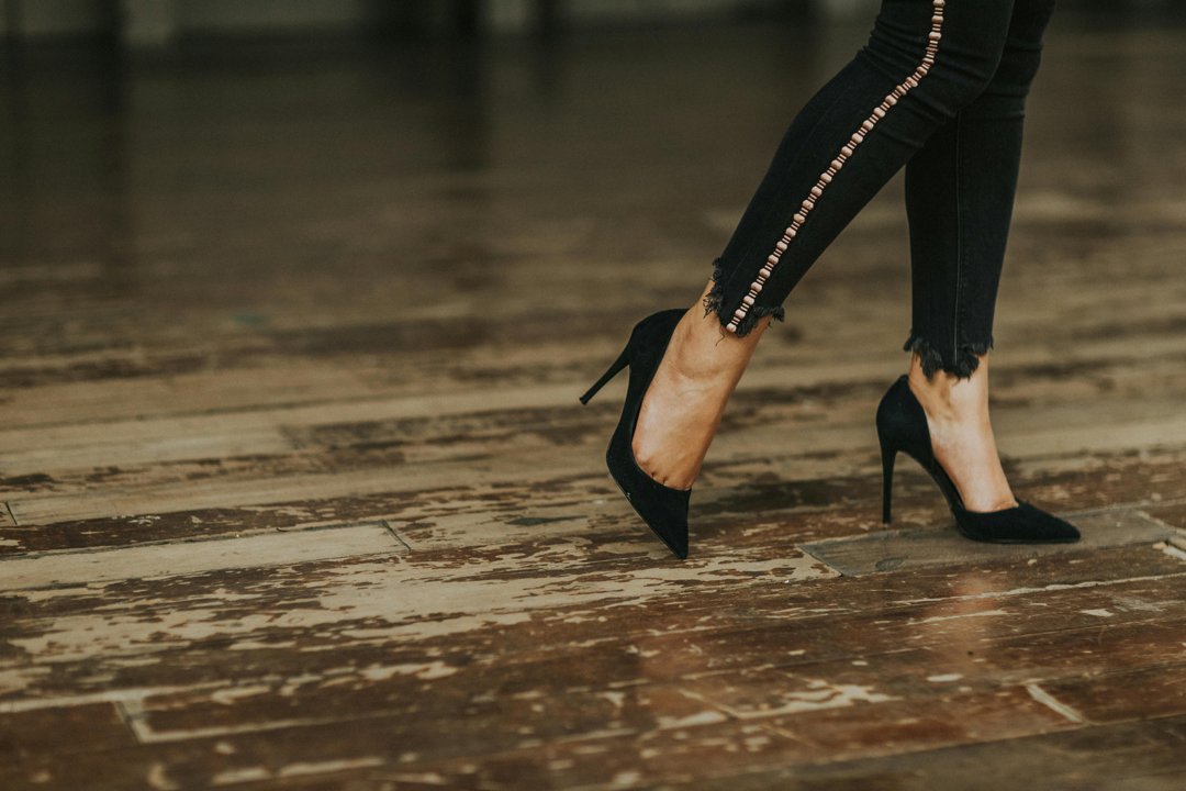A close-up of a woman's heels as she walks | Source: Pexels