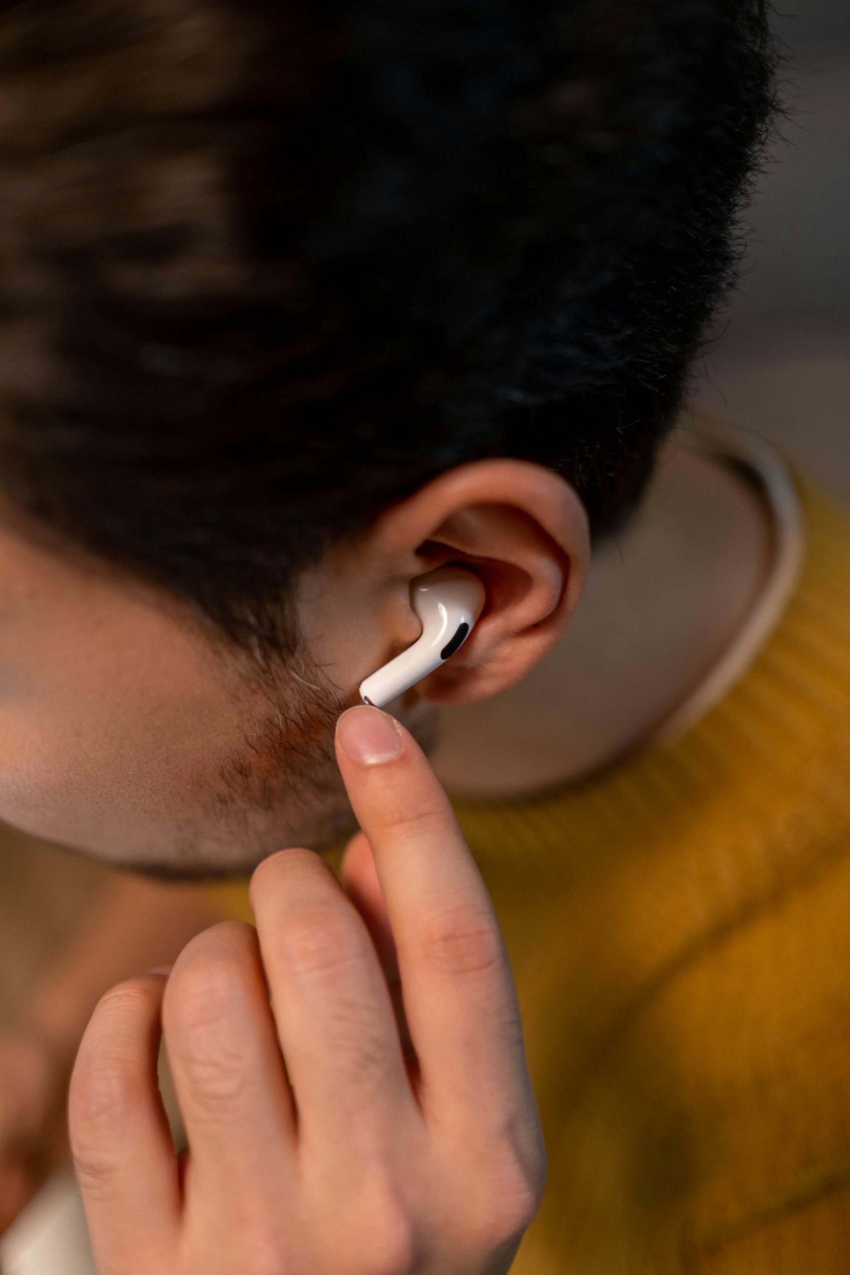A man with a Bluetooth earpiece | Source: Pexels
